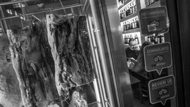 Cover articolo Cartolina da Firenze: Urban meatification. Quando il patrimonio diventa spettacolo